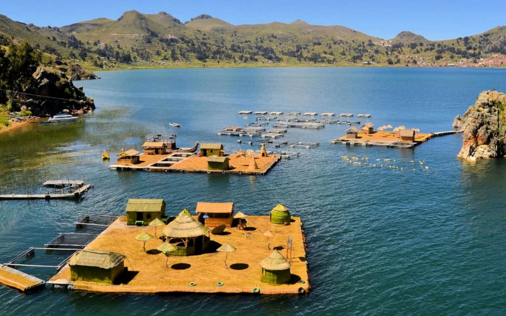floating-village-of-Lake-Titicaca